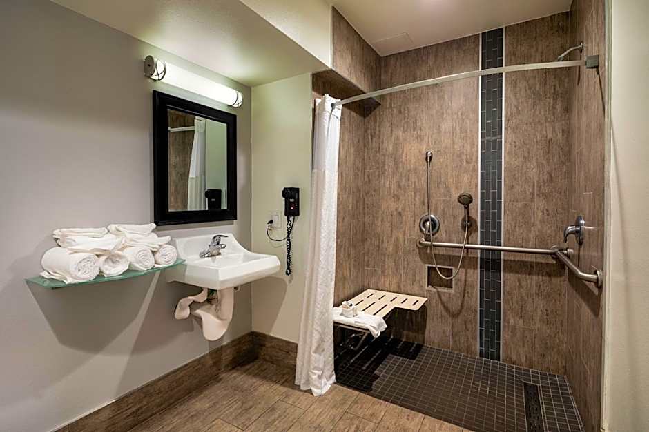 Travelodge by Wyndham LAX South