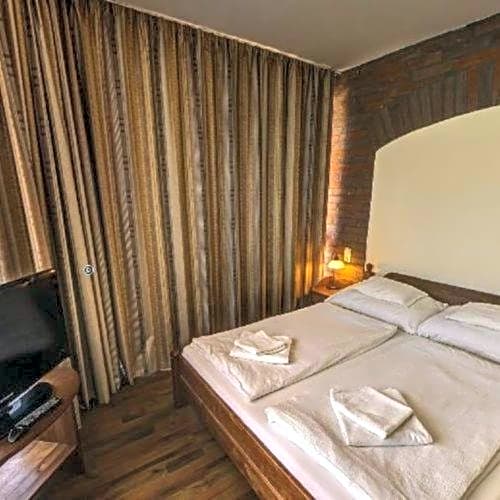 Viktor Bor- és Vendégház****