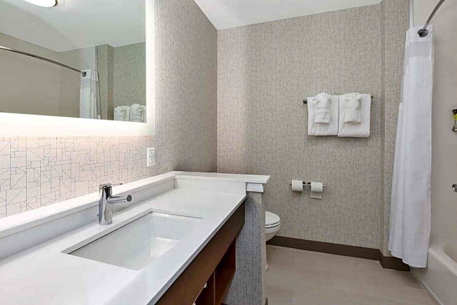 Holiday Inn Express & Suites - Grand Rapids Airport - South by IHG