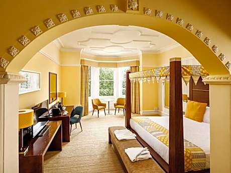 Superior room with four poster bed
