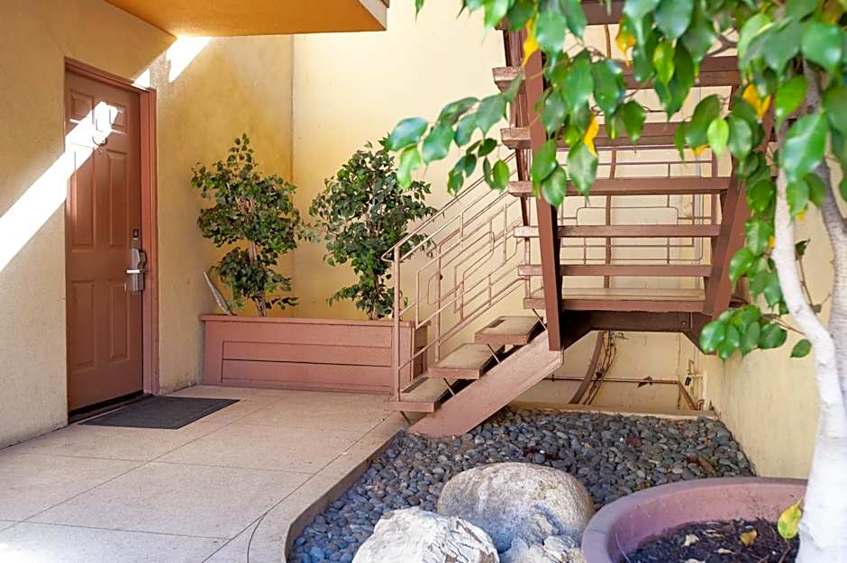 Studio City Court Yard Hotel
