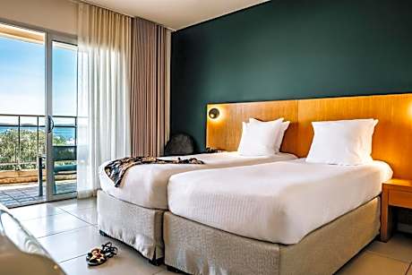 Connecting Family Room (2 adults + 2 children)