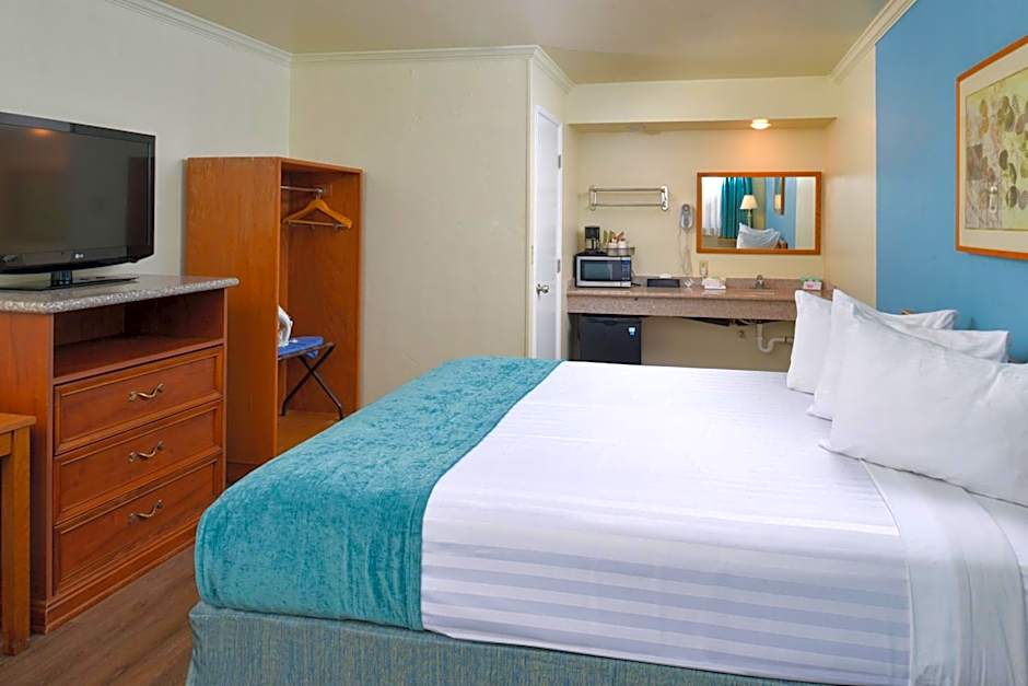 Edgewater Inn and Suites