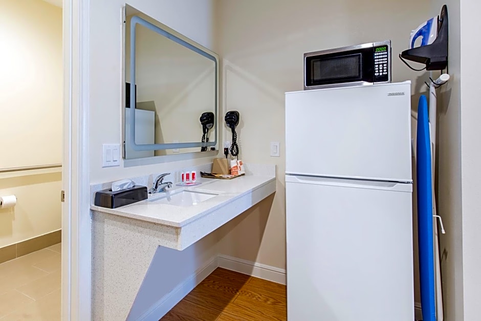 Econo Lodge Inn & Suites