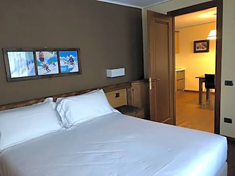 Superior One-Bedroom Apartment (4 Adults)