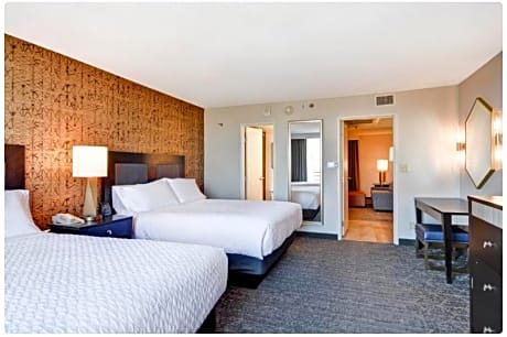 2Queens 1Bdrm Ste-Mobility Access Tub-Sofabed