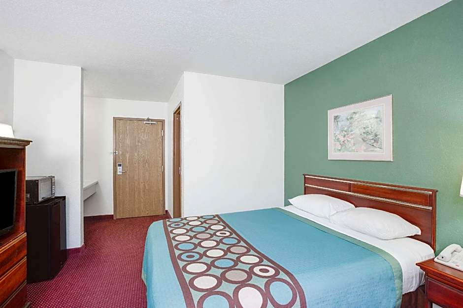 Super 8 by Wyndham Kennett