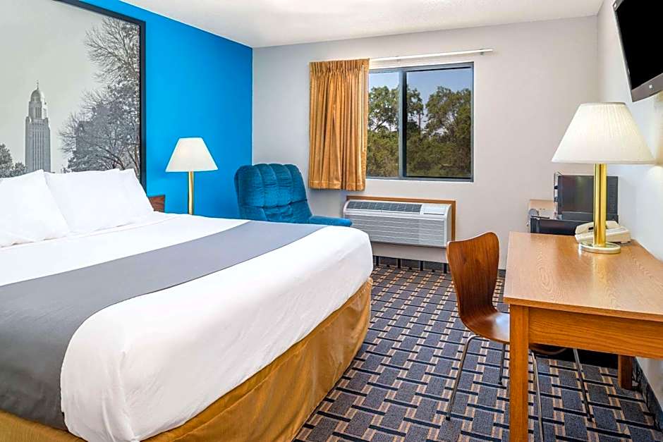 Super 8 by Wyndham Lincoln West