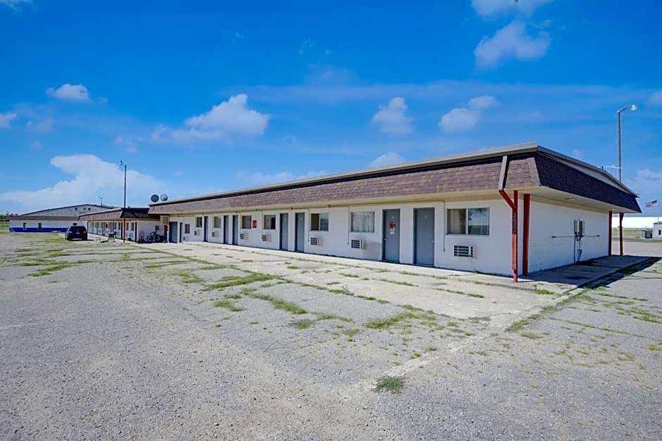 First Inn By OYO Quinter Hwy 70