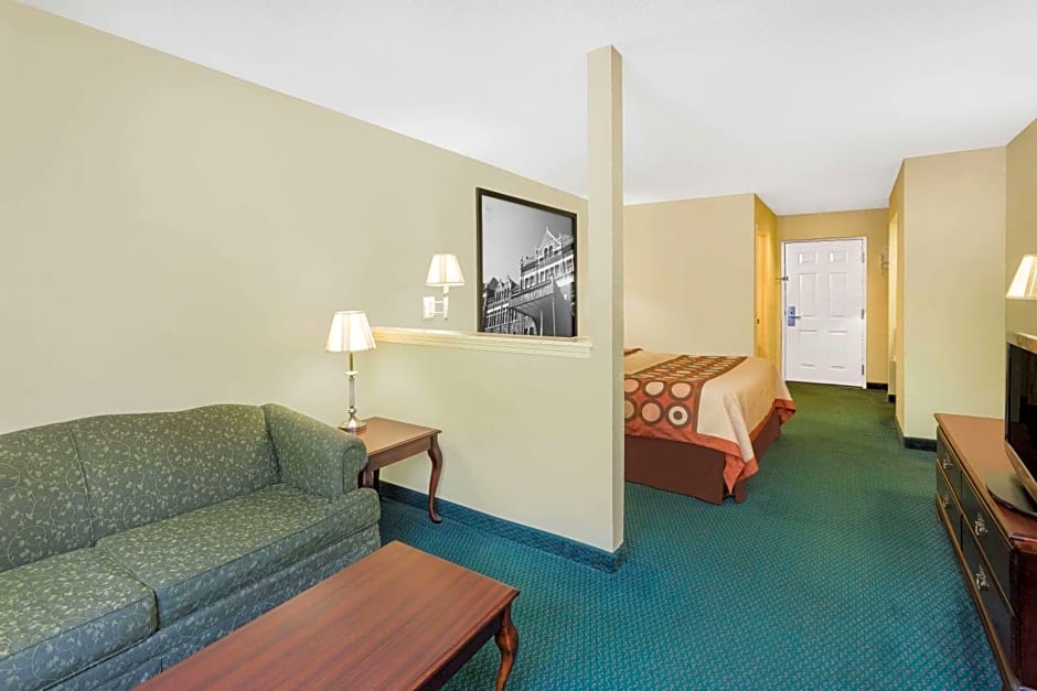 Super 8 by Wyndham Montgomery I-65