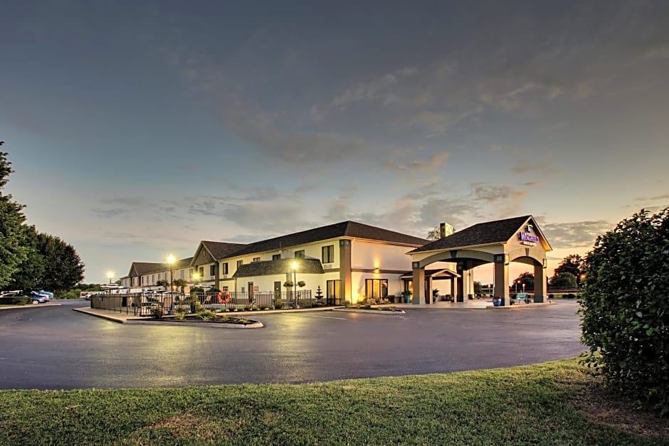 Greenfield Inn & Suites Owensboro, KY Airport