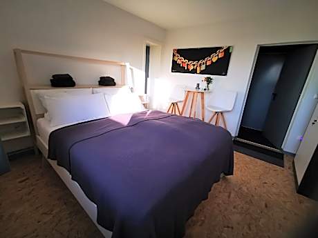 Studio-Superior-Ensuite with Shower-2-Kating