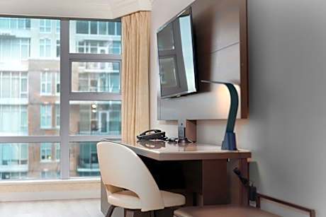 Club Room, 2 Queen Beds, Nonsmoking