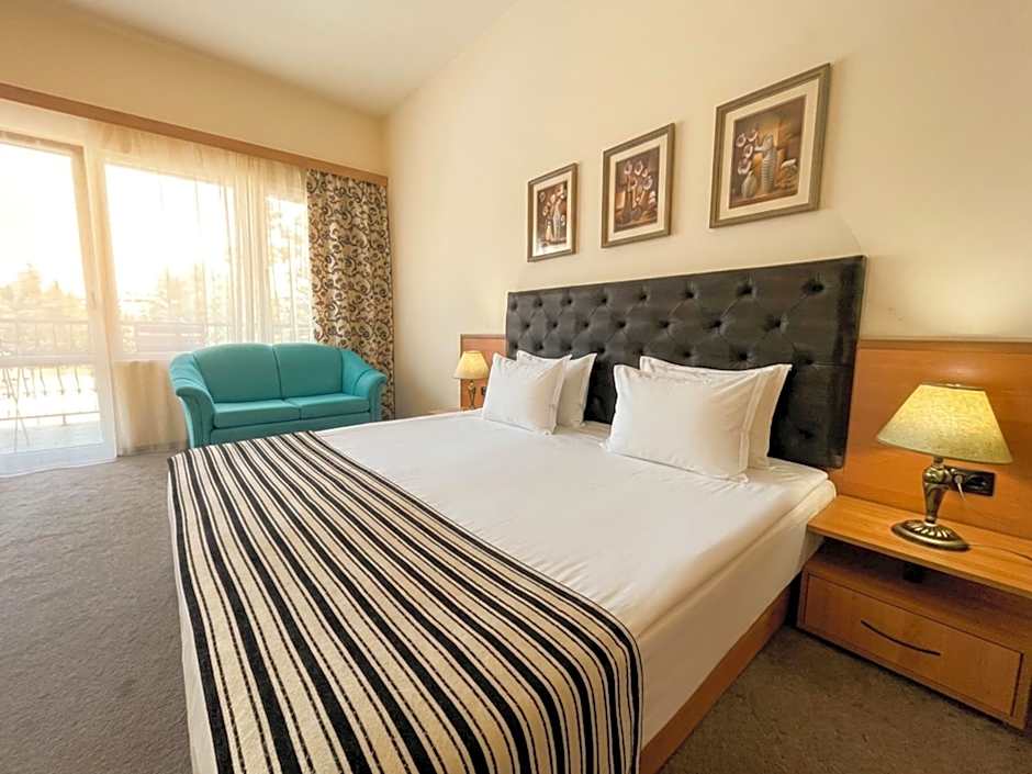 Lotus Family Hotel - Free Parking