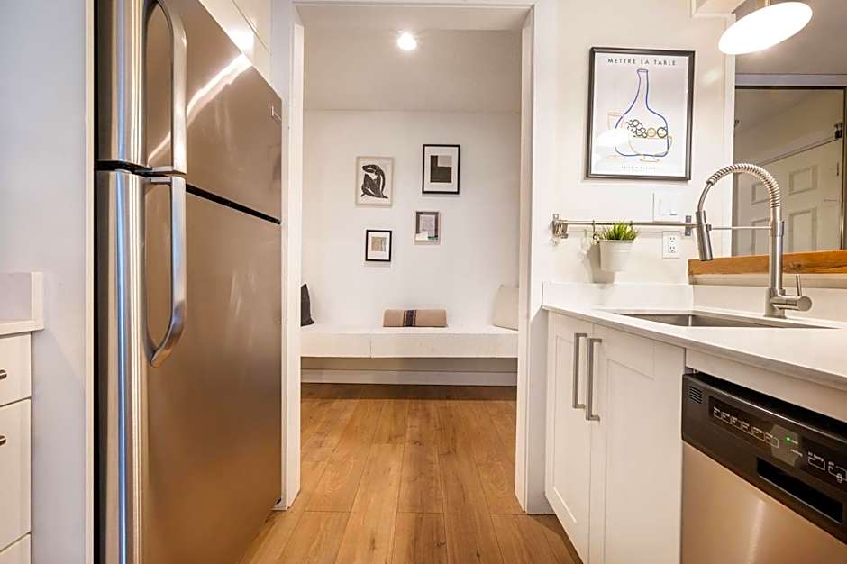 Group Stays - Large Renovated Apartment with Pool and Hot Tub