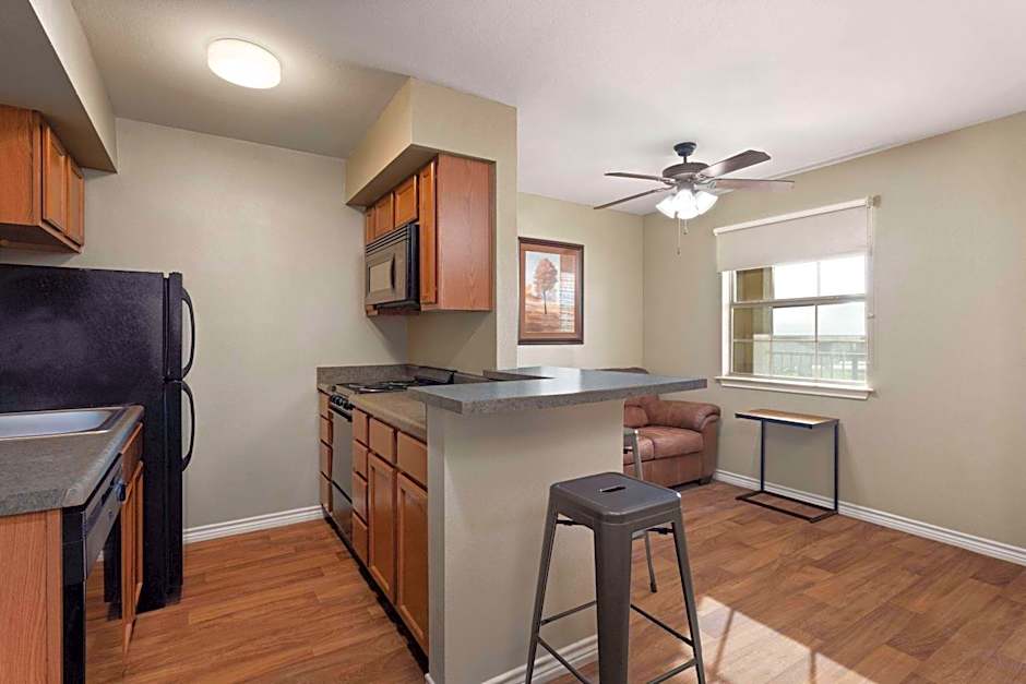 Eagle's Den Suites Kenedy a Travelodge by Wyndham