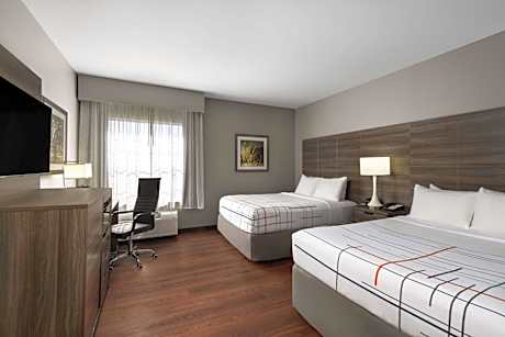 Two Queen Beds - Mobility and Hearing Impaired Access/Non-Smoking