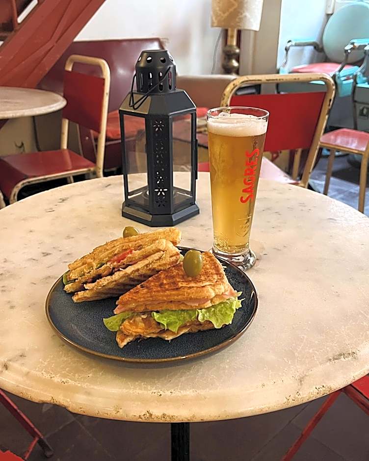 Alface Hall Hostel & Bar