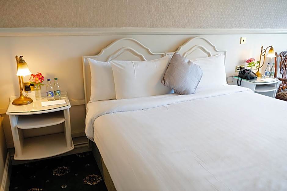 Lakeside Manor Hotel