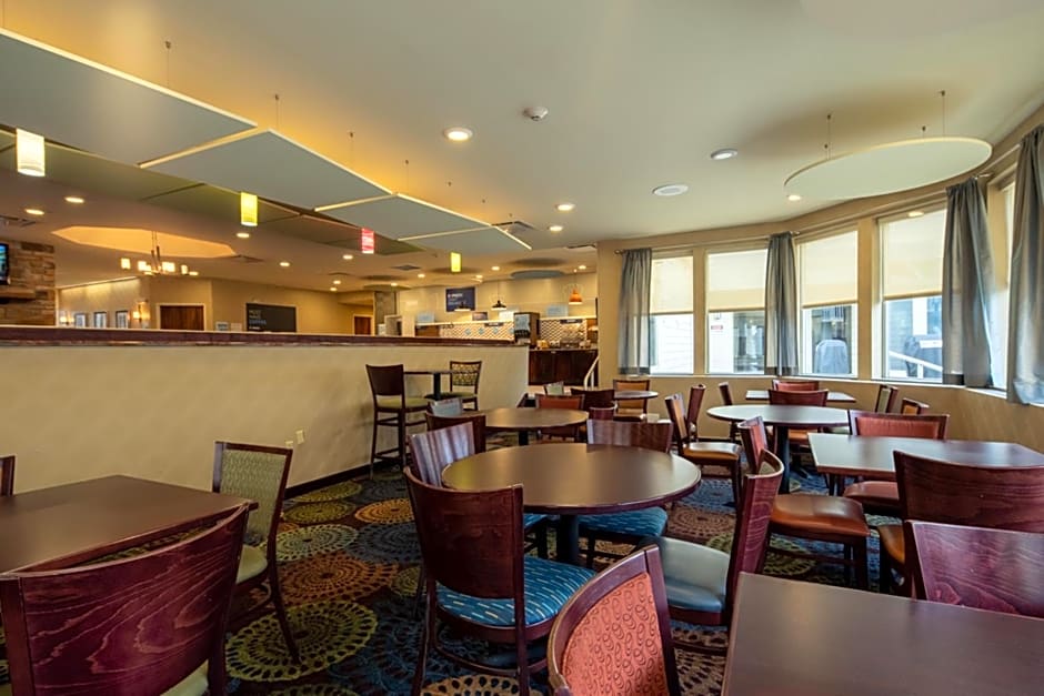 Holiday Inn Express Hotel & Suites Pittsburgh Airport by IHG