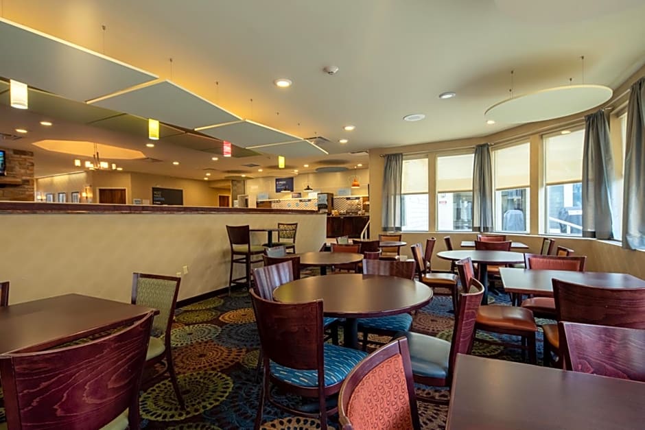 Holiday Inn Express Hotel & Suites Pittsburgh Airport