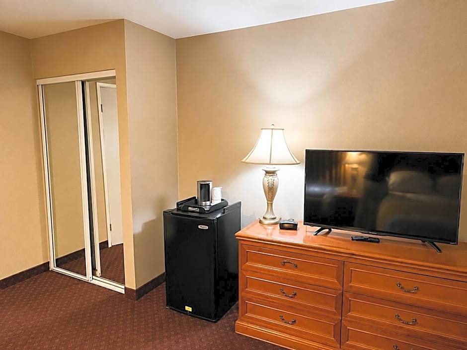 Burbank Inn and Suites