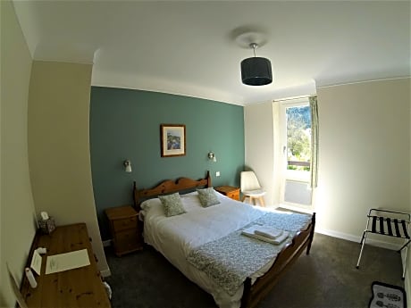 double room-comfort-ensuite with shower-garden view