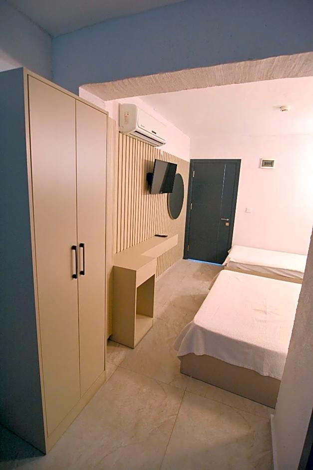Ados Hotel