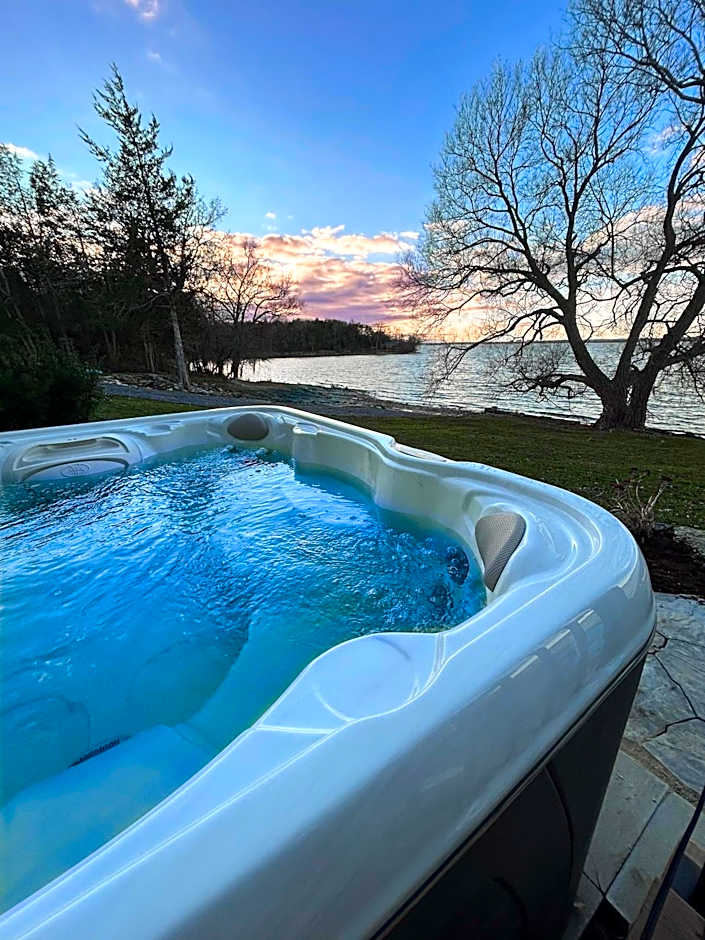 4 Guest Suite with Waterfront Views at Fancie's PEC - Suite 2