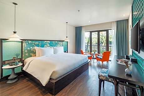 Suite Double Room with Balcony and River View