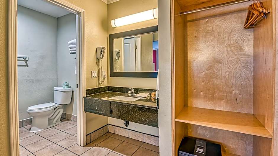 Hollywood City Inn
