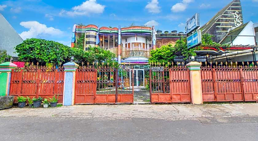 OYO 91601 Double-Degree Syariah (Female & Family)