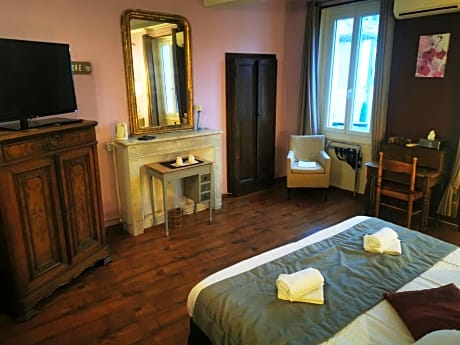 Deluxe Double Room (2 Adults + 1 Child)