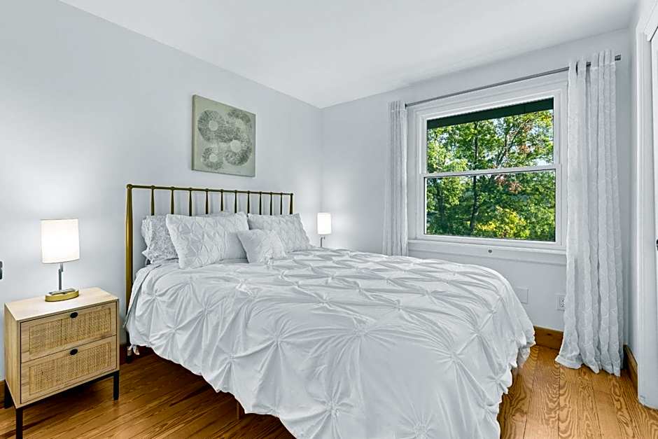 Canandaigua Lake Retreat with view and private beach access, foliage, hike, and Ski