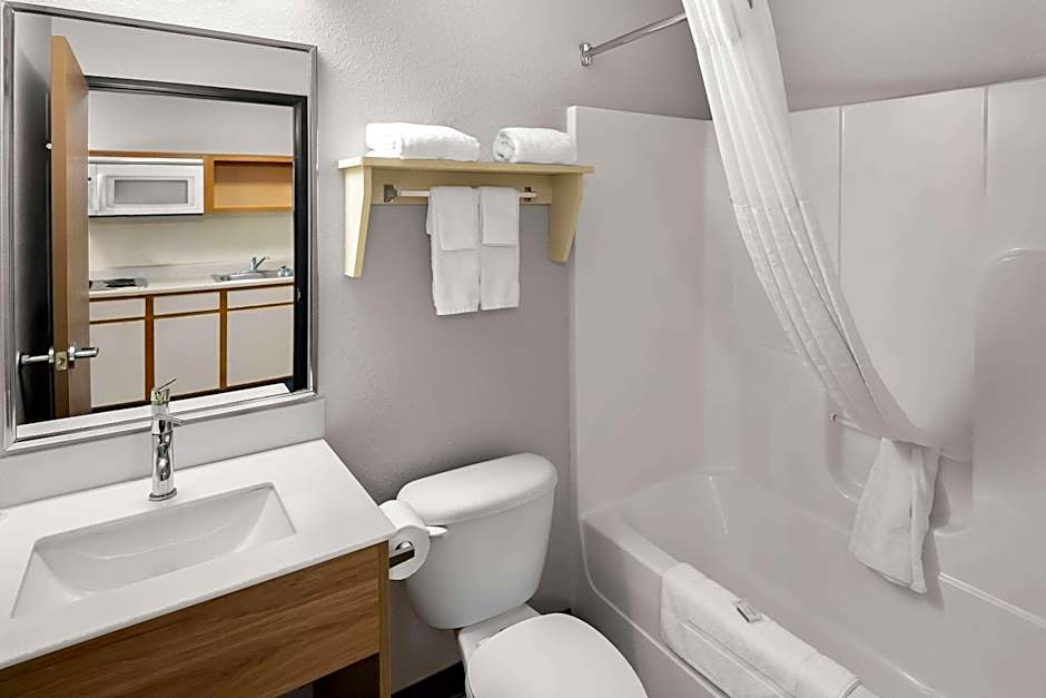 Days Inn & Suites by Wyndham Rochester South