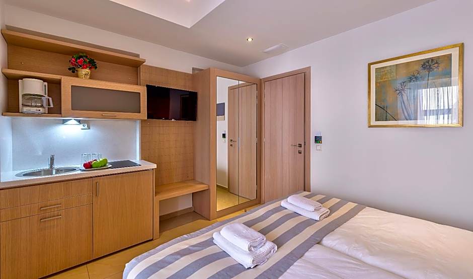 Leonidas Hotel & Apartments