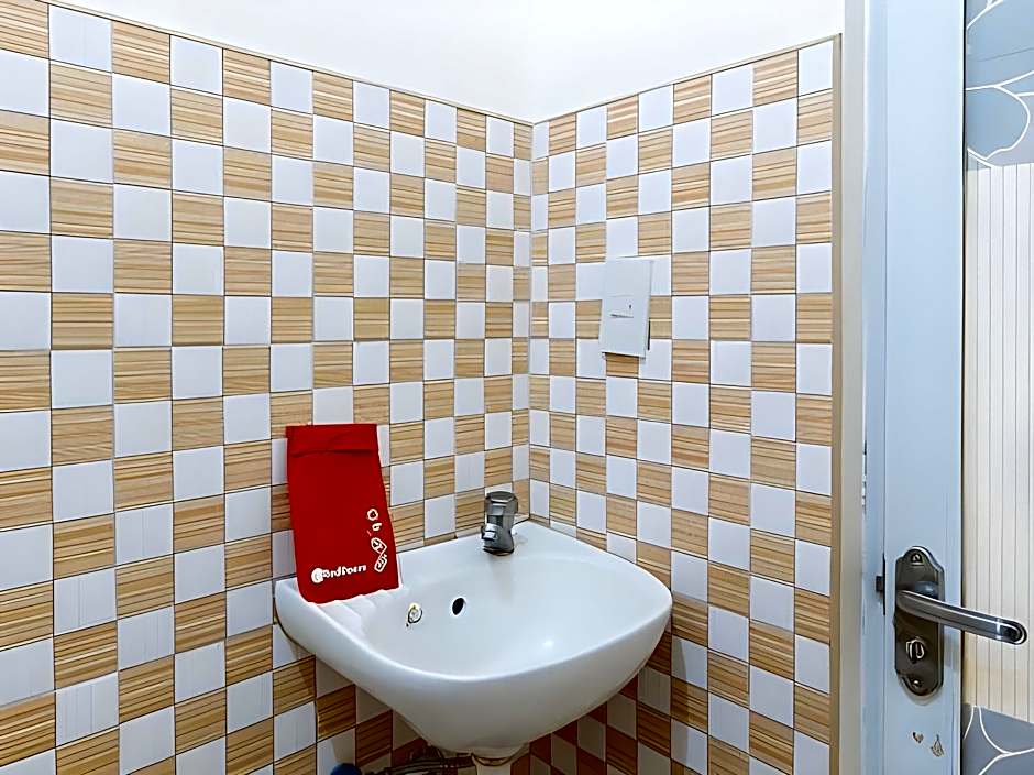 RedDoorz @ Golden Skye Hotel Guagua