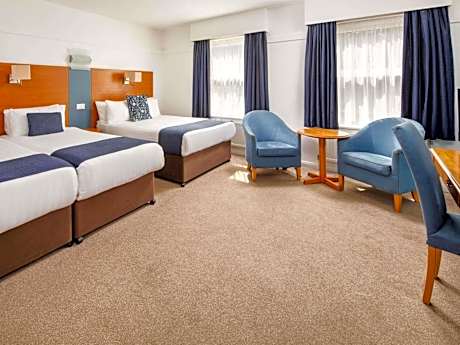 Classic family room for 2 adults and 2 children