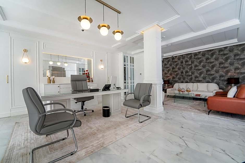 Petit Palace Suites Hotel