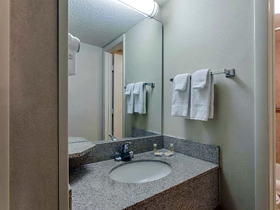 Days Inn & Suites by Wyndham Warren