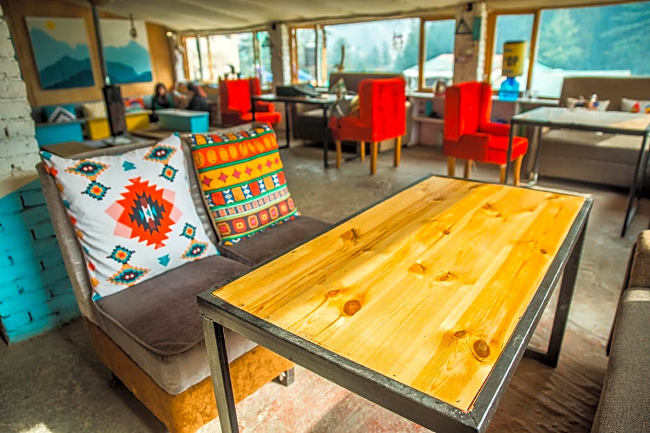 Young Monk Hostel & Cafe Manali