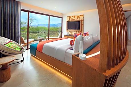 One-Bedroom Deluxe King Suite with Partial Ocean View