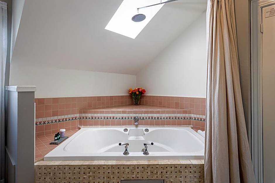Nantucket Whale Inn, Half Moon Bay
