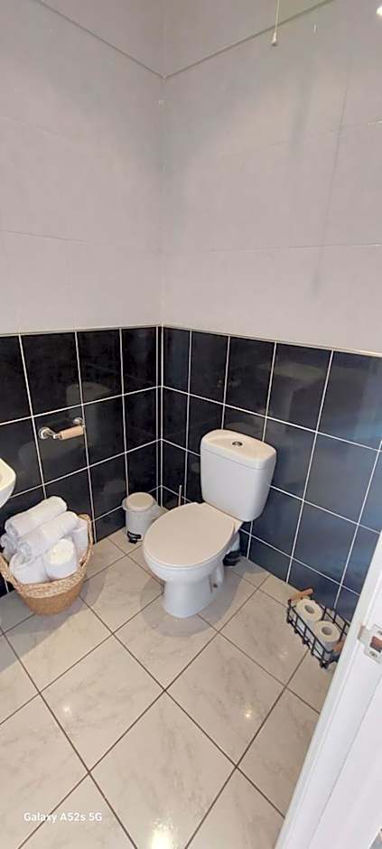 LONDONDERRYS Bar and Accommodation