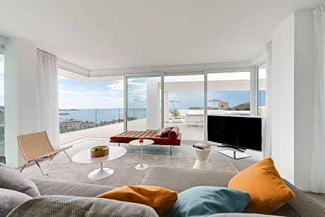 Infinity Euphoria 4 bedroom  penthouse with private pool, hot tub and sea view