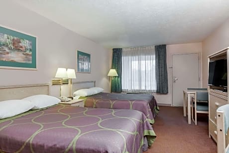 3 Queen Beds, One-Bedroom, Non-Smoking