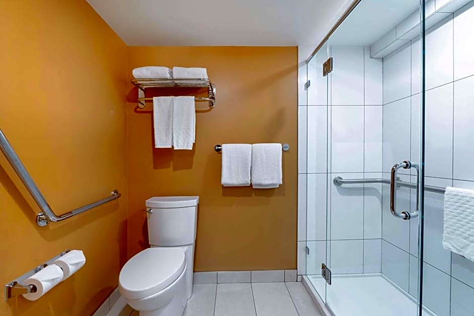 Best Western Plus Emerald Isle Hotel