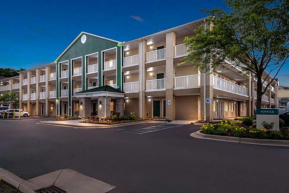 HomeTowne Studios Detroit - Livonia