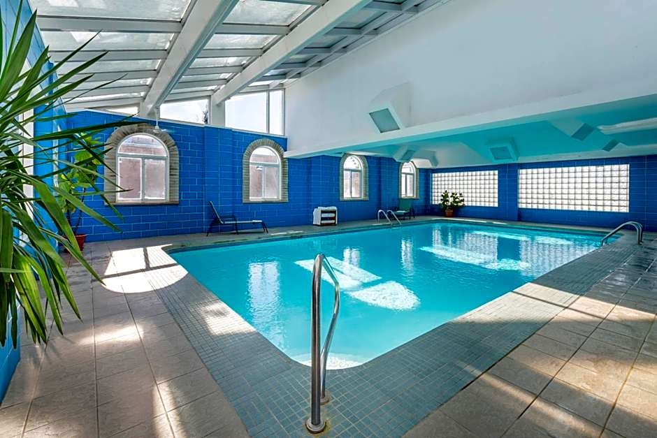 Super 8 by Wyndham Niagara Falls by the Falls