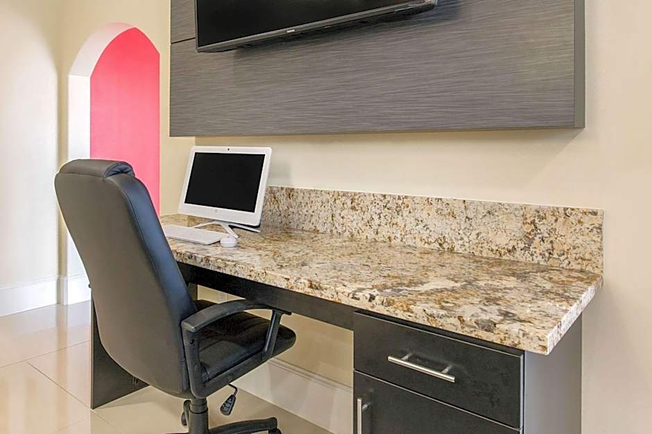 Econo Lodge Inn & Suites